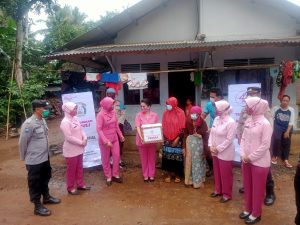 Ketua Bhayangkari Polres Pandeglang Kunjungi Korban Banjir di Kecamatan Labuan