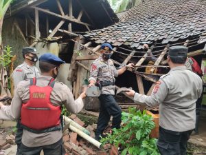 Satbrimob Polda Banten Bantu Evakuasi Warga dan Bersihkan Puing Rumah
