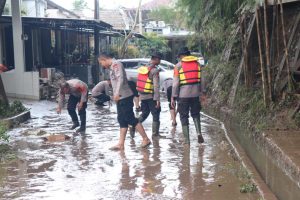 Pasca Banjir Surut, Satbrimob Polda Banten Bantu Warga Bersihkan Sampah
