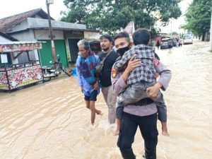 Turun ke Lokasi Banjir, Personel Ditpamobvit Polda Banten Bantu Evakuasi Warga Kota Serang