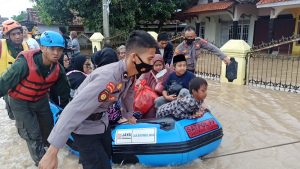 Cepat Tanggap, Personel Ditpamobvit Polda Banten Bantu Masyarakat Korban Banjir