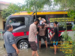 Ditbinmas Polda Banten Salurkan Bantuan Kepada Korban Bencana Banjir di Kota Serang