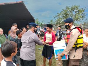 Satbrimob Polda Banten Salurkan Bantuan Kepada Korban Bencana Banjir