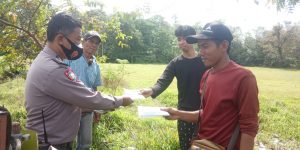Anggota Polsek Banjar Bagi-bagi Masker Gratis ke Warga