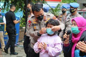 Kapolda Kunjungi Warga dan Beri Bantuan di Banten Lama