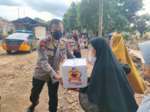 Peduli Korban Banjir, Ditsamapta Polda Banten Serahkan Bantuan Sembako