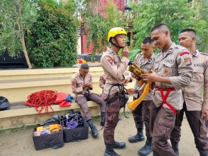 Satbrimob Polda Banten Gelar Latihan Rappeling di Tower Wira Satya