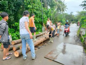 Bhabinkamtibmas Polsek Munjul Bantu Benahi Jembatan Bersama Warga di Kampung Cibeulah