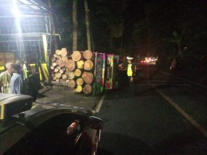 Satlantas Polres Pandeglang Bantu Evakuasi Truk Terguling di Cimanying – Menes