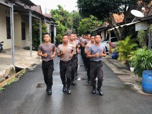 Jaga Stamina, Personel Satbrimob Polda Banten Laksanakan Lari Siang
