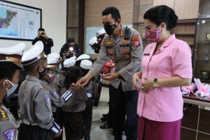 Dalam Rangka YKB Ke-42, Kapolres Pandeglang Ajak Anak TK Kenali Polres Pandeglang