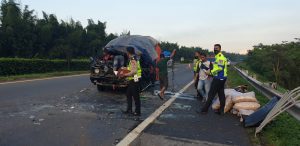 Kendaraan Pickup Tabrak Truk Berhenti di Jalan Tol, Ditlantas Polda Banten Evakuasi Korban MD