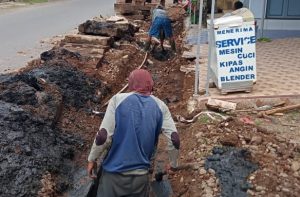 Akibat Drainase Mampet  Ruas Jalan Bojong- Surobayan Sering Alami Kerusakan 