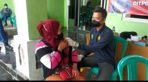Ditpolairud Polda Banten Gelar Vaksinasi dan Bagikan Ratusan Paket Sembako di Pulau Panjang