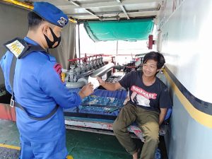 Ditpolairud Polda Banten Gelar Patroli Dialogis dan Bagikan Masker di Perairan Merak