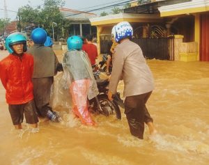 Polres Pandeglang Polda Banten Bantu Warga Terdampak Banjir di Labuan dan Carita