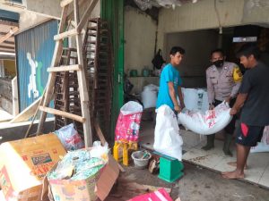 Bentuk Peduli Polisi, Bantu Warga Bersih-bersih Rumah Terdampak Banjir di Carita