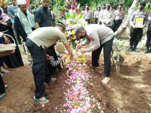 Berikan Penghormatan Terakhir, Wakapolres Pandeglang Hadiri Upacara Pemakaman Personil