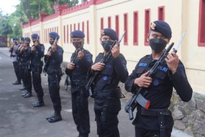 Tingkatkan Kemampuan, Personel Satbrimob Polda Banten Latihan PBB Bersenjata