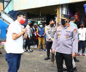 Tinjau Pasar Minggu, Kapolri Pastikan Stok Minyak Curah untuk Warga Aman