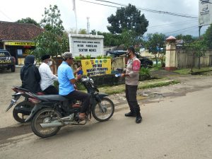 Antisipasi Penyebaran Omicron, Polsek Menes Bagikan Masker Gratis