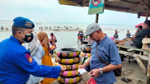Personel Ditpolairud Polda Banten Berikan Himbauan Prokes di Pantai Anyer