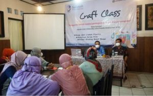 Tingkatkan Penguatan UMKM, Dindagkop Latih Emak-Emak Craft Class