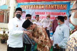 Serahkan Bantuan Pembangunan Masjid, Gubernur WH Ajak Masyarakat Berlomba Dalam Kebaikan