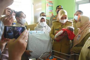 Bupati Fadia Arafiq: Kita Berkunjung Memastikan Baby Alwi Sehat, selama Perawatan Tidak Kekurangan