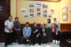 Sesi Pemotretan Bareng Fotografer Disabilitas, Wagub Andika Pilih Tema Casual