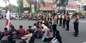 Personel Ditsamapta Polda Banten Tetap Humanis Laksanakan Pengamanan Unras