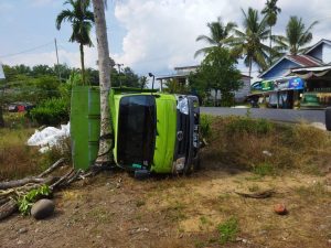 Senggol Mobil Futura Lagi Parkir, Truk Bermuatan Tepung Terjungkal