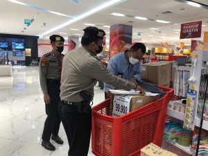 Kunjungi Pusat Perbelanjaan, Personel Ditpamobvit Polda Berikan Himbauan Prokes Ke Pengunjung