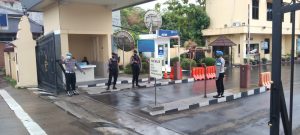 Personel Bidpropam Laksanakan Gatur Lantas di Depan Pintu Masuk Polda Banten