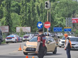 Personel Ditsamapta Polda Banten Laksanakan Pengaturan Arus Lalu Lintas Mudik