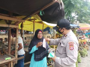 Ditbinmas Berikan Edukasi Pentingnya Prokes Di Pasar Rau Kota Serang
