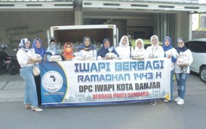 Iwapi Kota Banjar Bagikan Ratusan Paket Sembako Ramadhan 1443 H