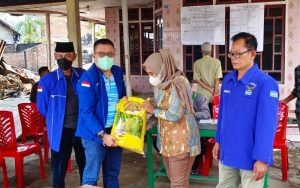 Jamal Darmawan sei SE MM Fraksi Demokrat Tanjabbar Beri Bantuan Korban Kebakaran