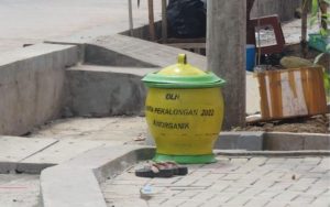 DLH Kota Pekalongan Serahkan Tempat Sampah di beberapa Titik Saat Festival Lopisan