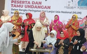 Fiona Erman Berikan Bantuan Ribuan Lansia se-Kota Bukittinggi