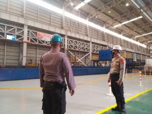 Personel Ditpamobvit Polda Banten Lakukan Pengamanan di Kawasan PT Krakatau Steel 