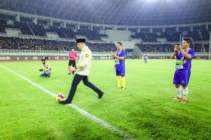 Wagub Andika Lakukan Kick Off Laga Perdana di Banten International Stadium