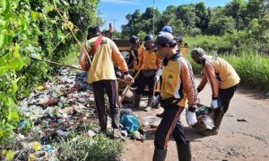 Atasi Sampah di Jalan Lingkar Kota Ketapang, Dinas PERKIMLH Bawa 8 Armada dan 56 Personil