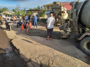 Pakai Dana Pribadi, Anggota DPR RI ini Perbaiki Jalan Rusak