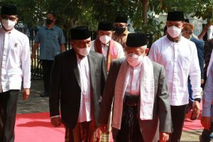 Hadiri Haul ke-129 Syekh Nawawi Al-Bantani , Pj Gubernur Banten Shalat Jum’at Bersama Wapres 