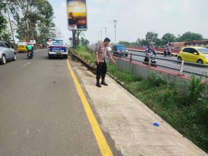 Personel Ditlantas Polda Banten Evakuasi Pejalan Kaki Tertabrak Kendaraan