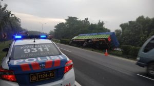 Ditlantas Polda Banten Evakuasi Laka Lantas Tunggal Truk di Tol Tangerang-Merak