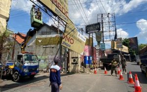 Satpol PP Tertibkan Reklame Kropos Membahayakan Pengguna Jalan