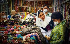 Demi Perluas Pasar Batik, Ketua Dekranasda Trenggalek ‘Blusukan’ di Pasar Tanah Abang