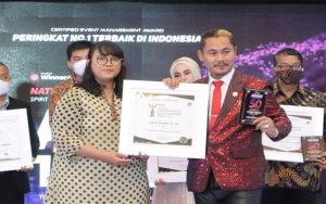 Pertama di Riau Law Office RMB Pasaribu Raih Inspiring Profesional and Leadership Winner 2022